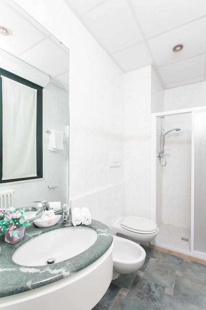 Hotel Zeus تْشيزيناتيكو المظهر الخارجي الصورة