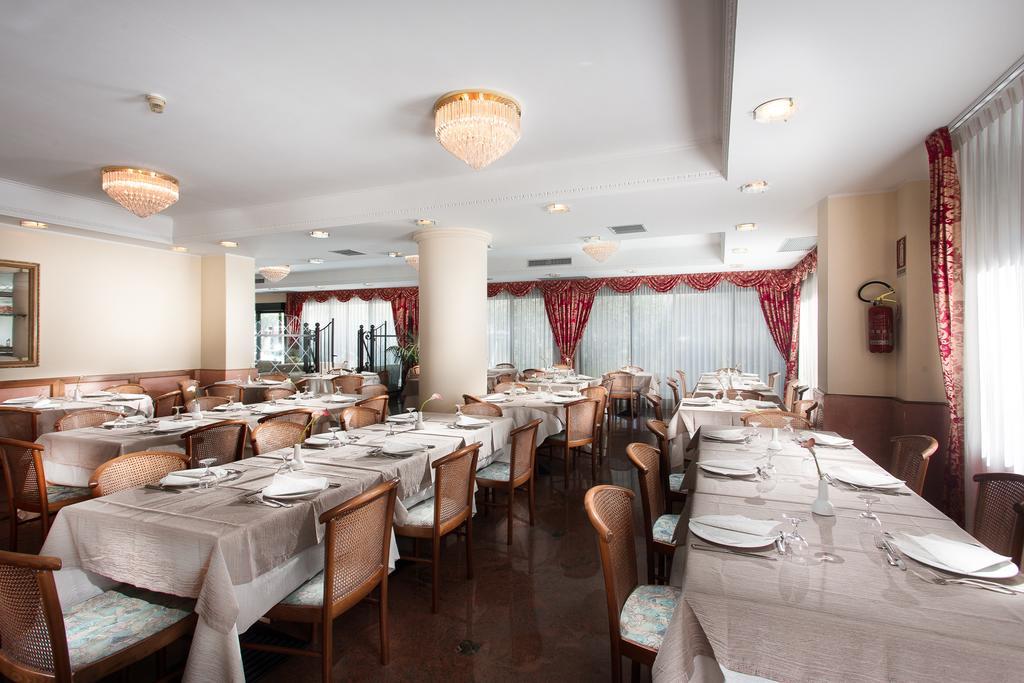 Hotel Zeus تْشيزيناتيكو المظهر الخارجي الصورة