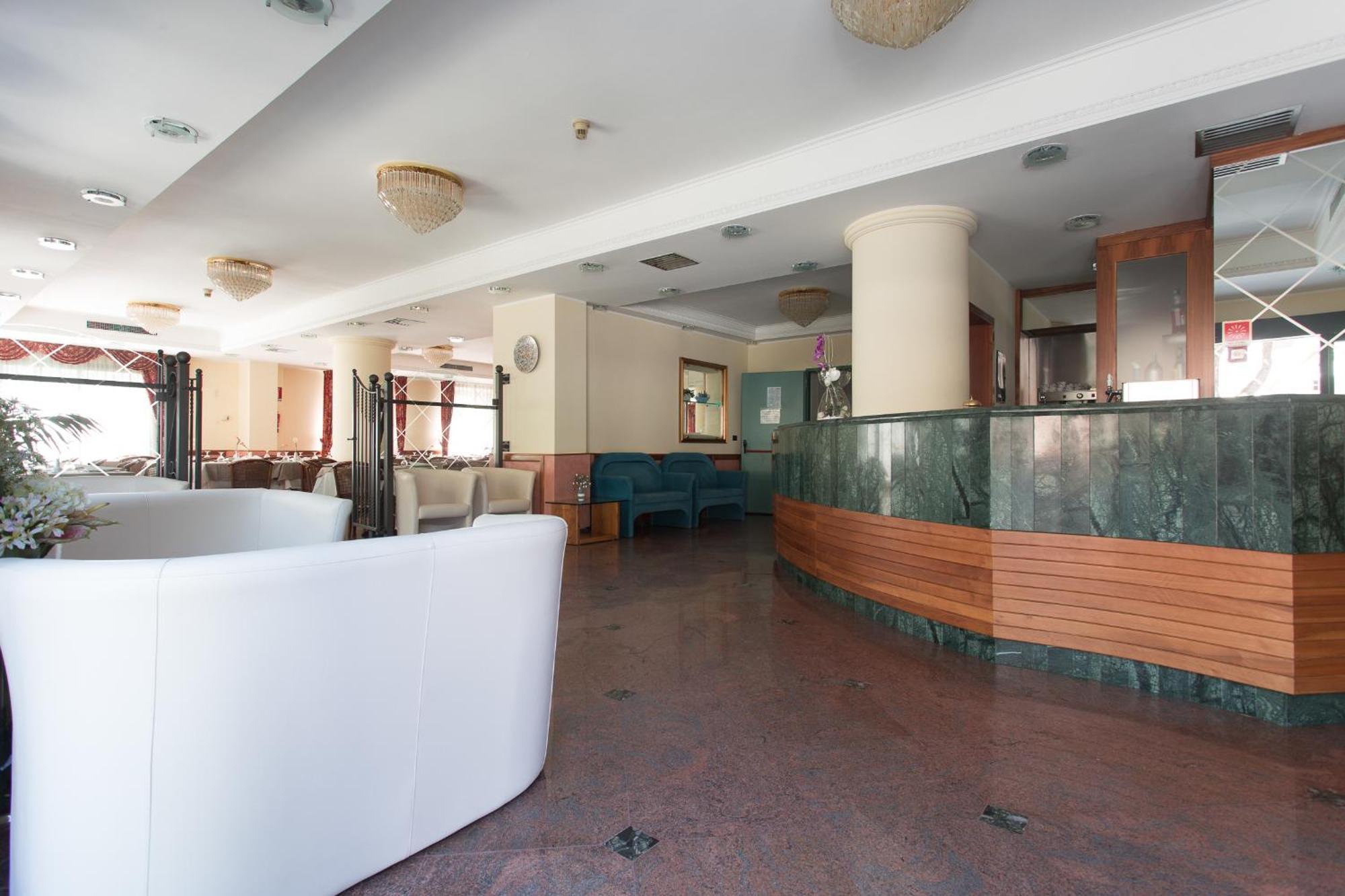 Hotel Zeus تْشيزيناتيكو المظهر الخارجي الصورة