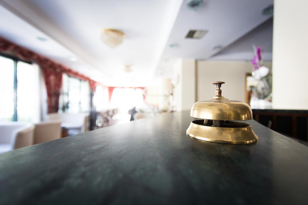 Hotel Zeus تْشيزيناتيكو المظهر الخارجي الصورة