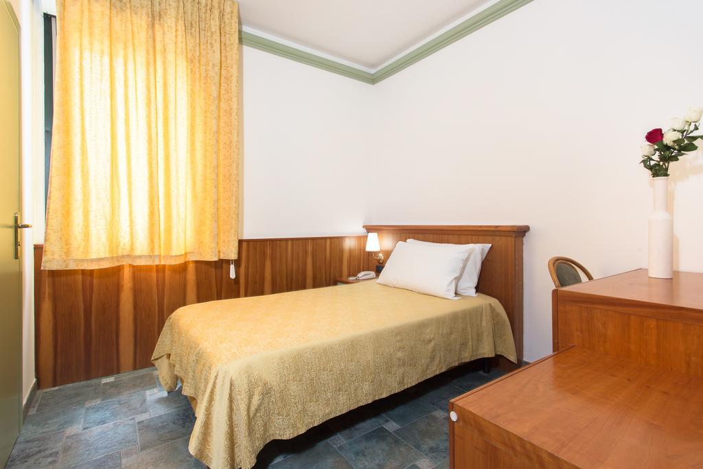 Hotel Zeus تْشيزيناتيكو الغرفة الصورة