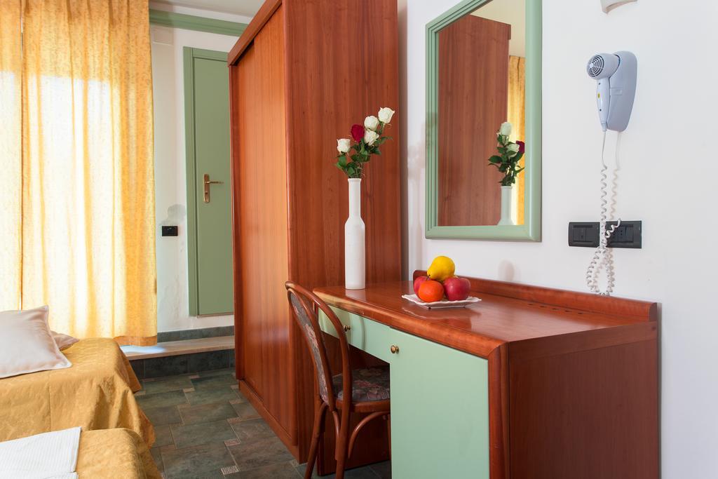 Hotel Zeus تْشيزيناتيكو الغرفة الصورة