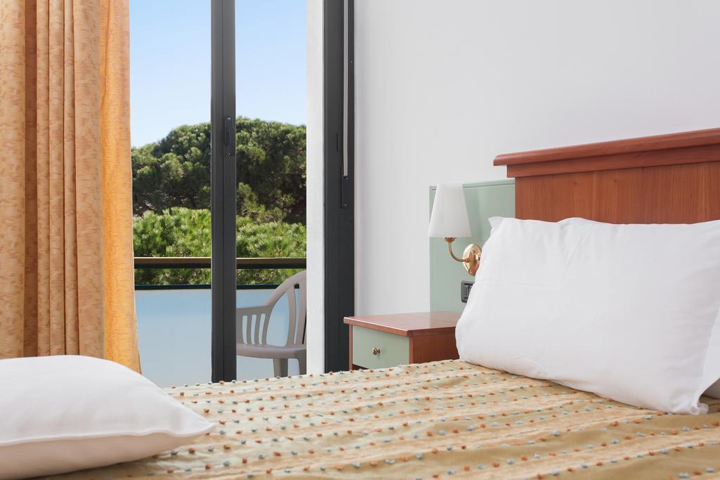 Hotel Zeus تْشيزيناتيكو الغرفة الصورة