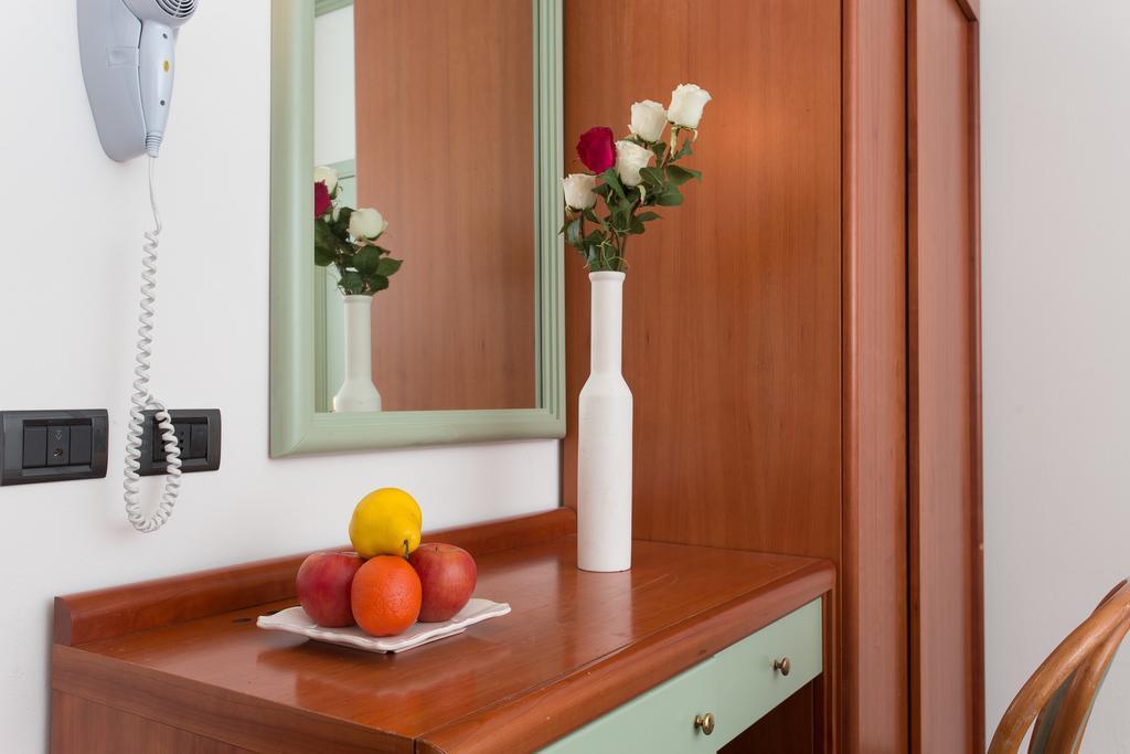 Hotel Zeus تْشيزيناتيكو الغرفة الصورة